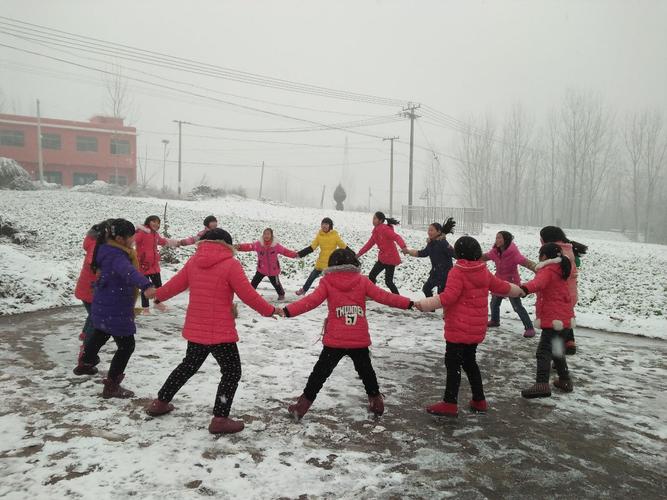 小学举行"赏雪,玩雪,诵雪" 写美篇    在漫天风雪中,三四五年级学生