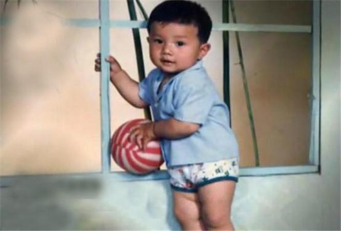 昨儿看了她妈妈马伊琍的照片,再来看文章小时候的照片,有没有随她爸爸