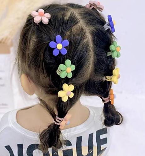 齐刘海齐肩发扎发发型,刘海用的其实是有些上弯的效果,脑后的头发分两