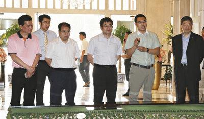 图为6月10日宝坻区委书记陈浙闽(左四)到京津新城调研