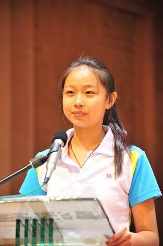 高二学生李卓洋代表在校生发言
