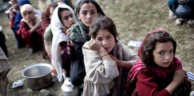 14岁少女举起枪孤儿遍地捡垃圾20年过去美国给阿富汗留下了什么