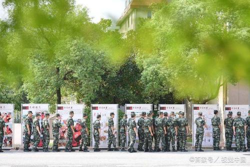 南昌:武警江西总队抗洪图片展开展