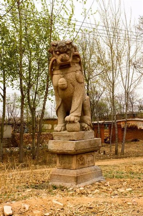 图一朱梅墓园朱梅墓园,位于绥中县李家乡石碑坊村.