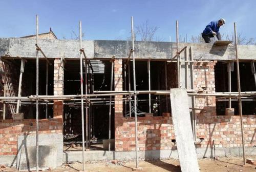 在如今农村建设的两层楼来讲,它不仅需要在地下建设地圈梁,还需要在有