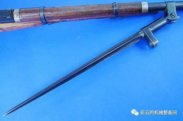 俄国的莫辛纳甘m1891步枪也使用棱形刺刀,它的刺刀与枪口结合方式是