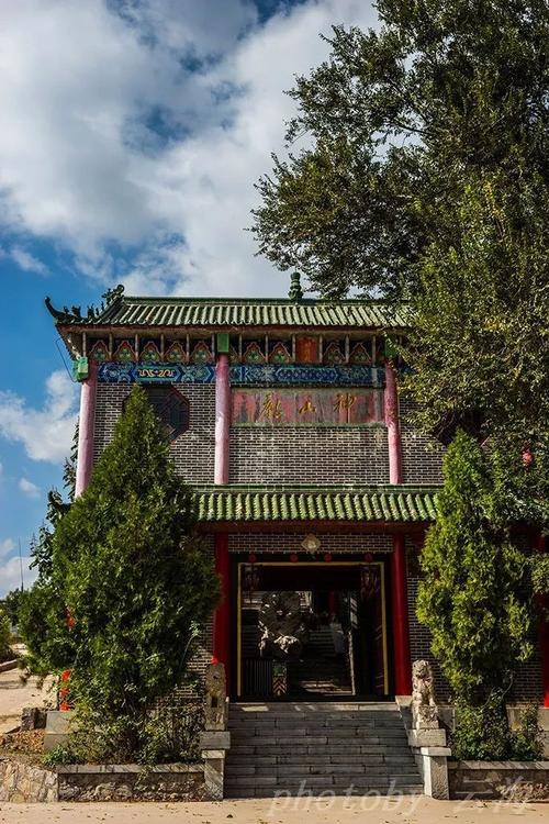 旅游 正文 辉渠镇位于安丘市区西南部25公里,2007年行政区划调整后