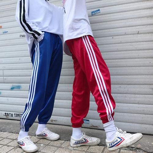 当年懒得穿的校服 竟然成了最潮单品