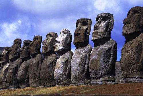 复活节岛上的巨型石像到底是人类的杰作,还是外星人的