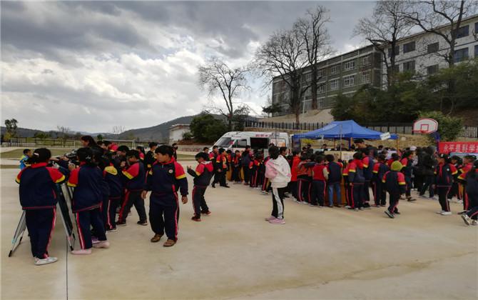 云南省大理州永平县杉阳镇阿海寨村完小"科普大篷车进