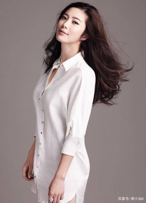明星王珂,娱乐圈影视演员,个性爽朗,被誉为"军中女花"