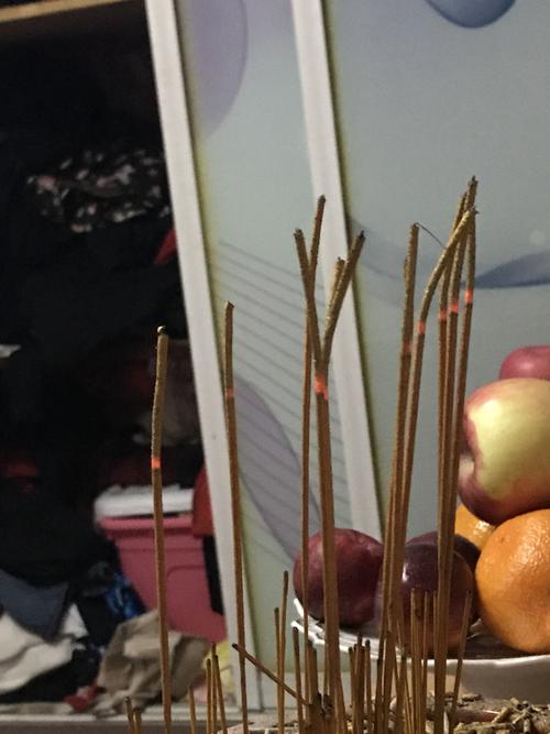 出道仙仙堂初一上香香灰往两边开什么意思?