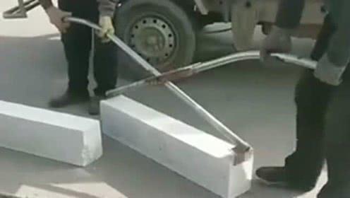工人师傅自制夹子,用来抬路牙石,2人操作轻松多了!