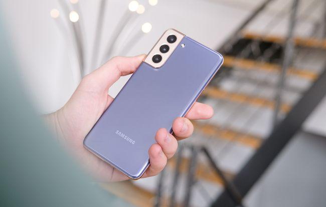 三星galaxy s21与去年推出的s20相比,外观上大部分保持不变,但是屏幕