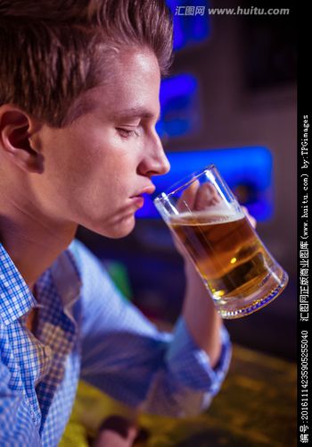 在酒吧里喝酒的年轻男人