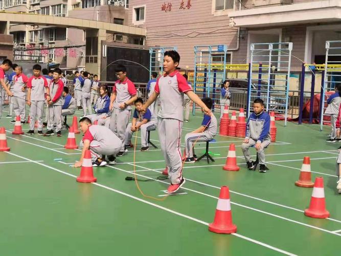 跳绳比赛进行中