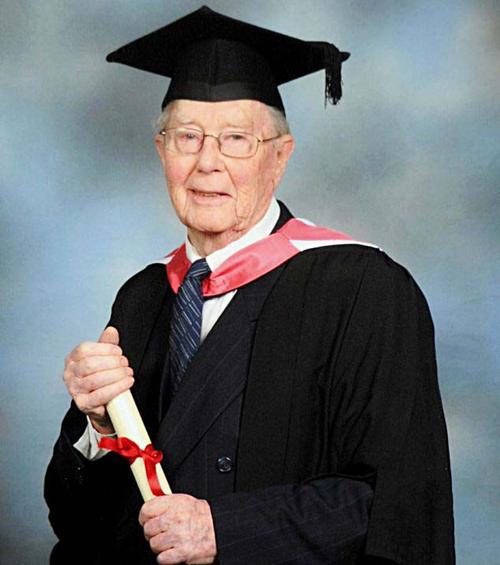 苦等近90年 美国106岁老人收到高中毕业证