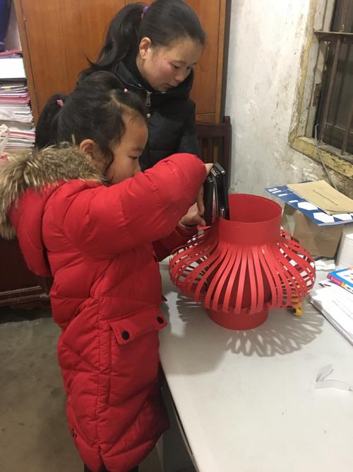 《何嘉欣白小二(三)班》元宵节做灯笼