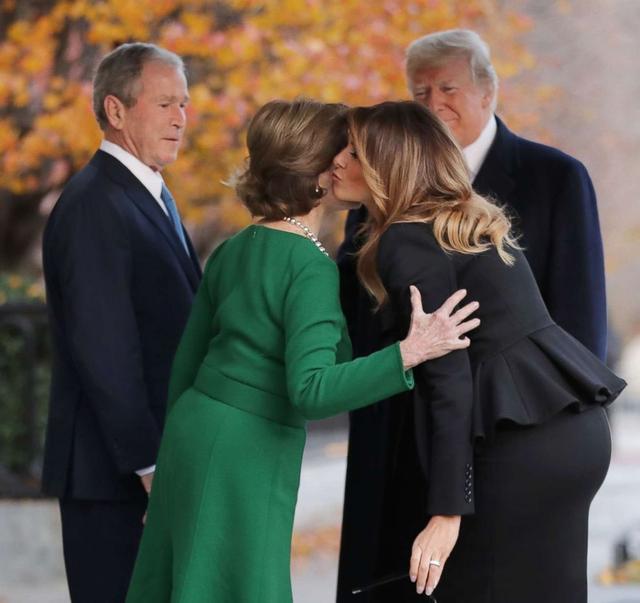 梅拉尼娅和小布什嘴对嘴亲,也太开放了,身旁的特朗普好尴尬