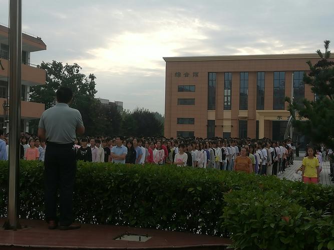 朱巷中学举行新学年第一次升旗仪式