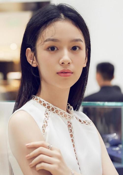 少年的你女配角周也比周冬雨漂亮十倍穿裙子超有女神范