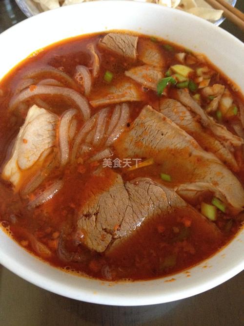 "烩羊肉是宁夏回汉人民最为喜爱的小吃,出售烩羊肉的餐馆遍布大街