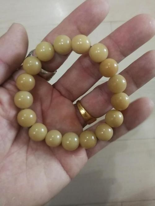 菩提根,当初大约十来颗,都分散到不同的手持和手串搭配上了,这个开片