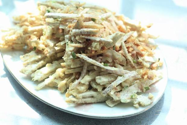  p>炸芋头丝是普通菜.制作原料主要有大芋头,姜,面粉. /p>