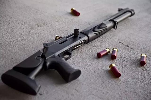 美军制式m1014霰弹枪,用途不在于杀敌,被称为"查水表专用