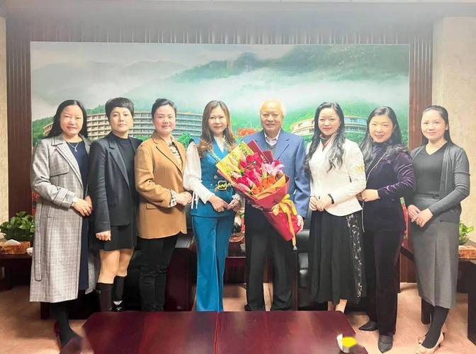合影走访人员向叶华能荣誉会长赠送祝福2022年1月2日