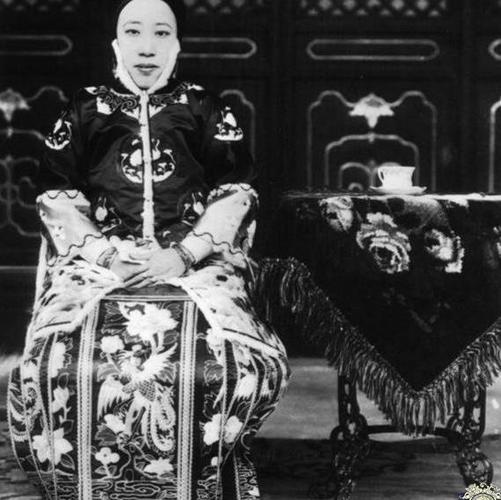 一组民国军阀姨太太老照片:长相漂亮,图二是张宗昌外籍姨太太