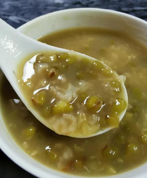 火辣辣的夏天喝一碗冰冻消暑绿豆沙