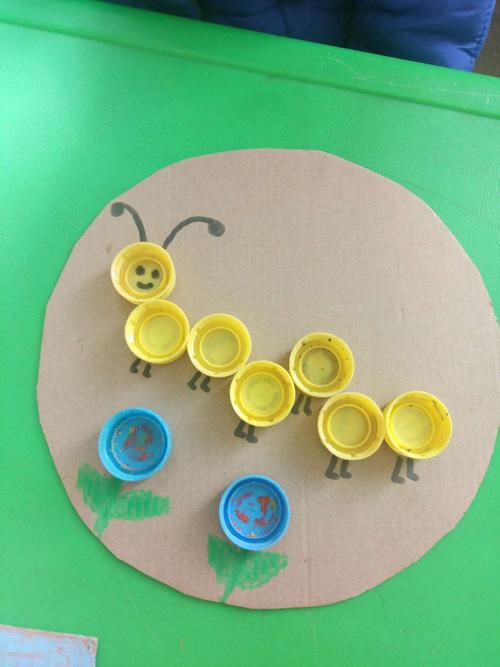 10月26日下午小二班小朋友参加环保手工制作:用瓶盖做
