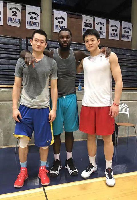 山东男篮许家晗美国特训观战nba与球星合影