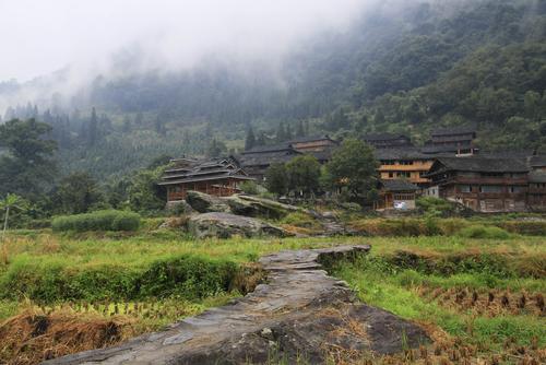 恰逢微雨,寨子湿漉漉的.十月的桂北,大山里已经有了凉意.