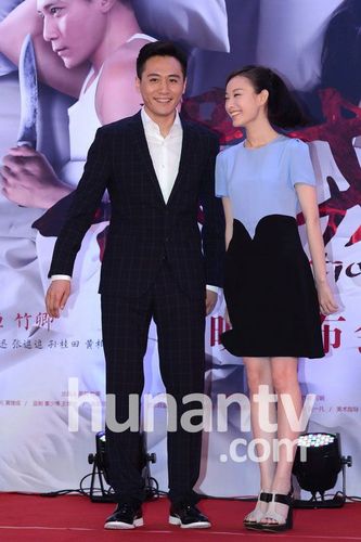 刘烨"强抱"倪妮遭媒体起哄 台下大喊:冯绍峰快来(组图