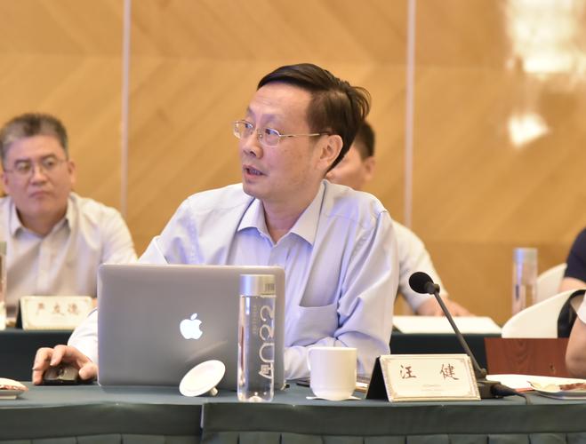 苏州大学附属儿童医院院长汪健代表援建医院领导发言