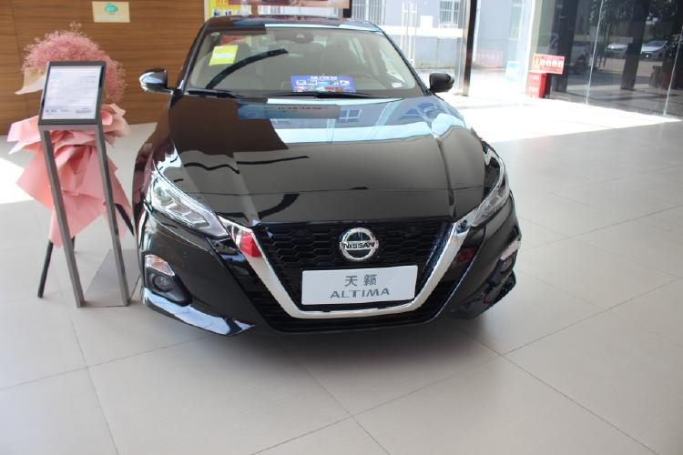 探店2021款日产天籁黑色涂装很高级座椅很柔软优惠幅度缩水