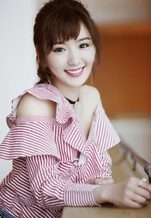 离开陈翔之后,毛晓彤在《创造营2021》舞台状态大好,曾经被生父逼要