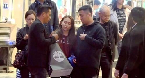 娱乐大亨周焯华罕见与太太逛街, 两人相对无言最终分车返家