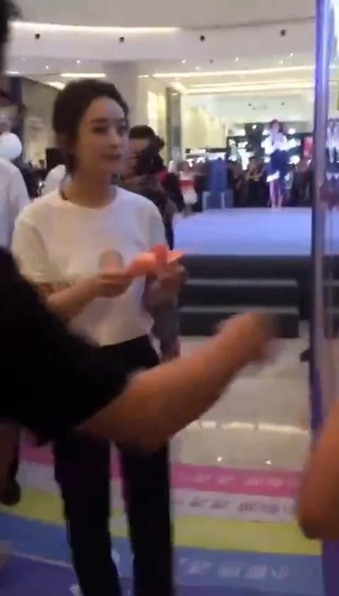 网友晒照偶遇赵丽颖现身郑州出席某活动,并且夸她声音