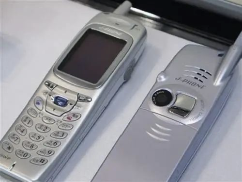 2000年9月,世界第一款照相手机的夏普 j-sh04 诞生,搭载了 96×130