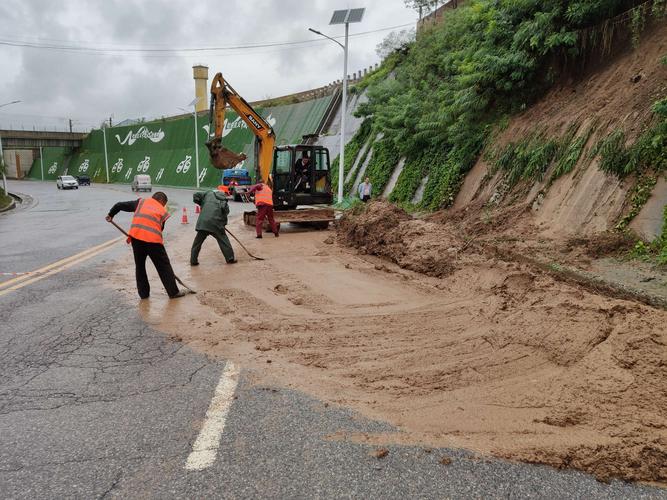 灞桥区交通运输局对灞临公路k1 800处挡墙护坡滑塌进行处置