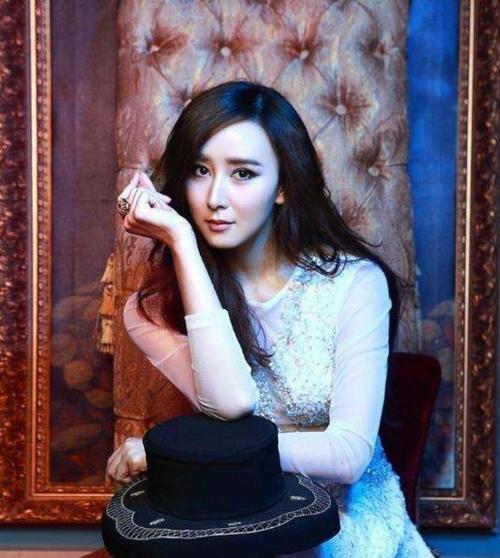 胡静1978年出生于云南楚雄彝族自治州楚雄市,毕业于中央戏剧学院96级