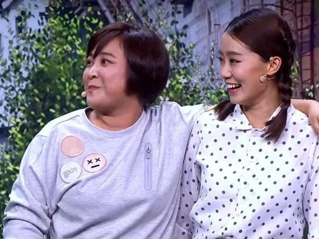 张小斐给贾玲妈妈李焕英扫墓贾玲因在武汉拍戏没能陪同张小斐