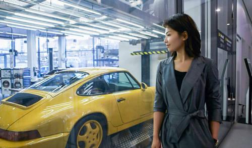 刘涛现身某汽车博物馆