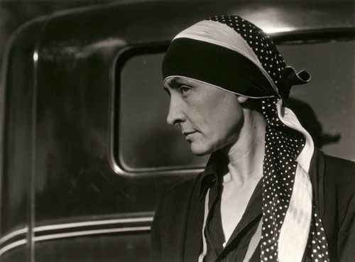 o"keeffe in   1929 gelatin silver print by alfred stieglitz