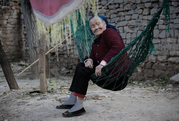 山村里的老婆婆