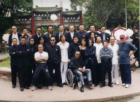 片中男士大多穿黑色西服,除了洪兴众位揸fit人外,还有台湾的"三联帮"