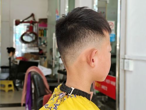 小男孩发型整体还是以短发居多,超短的发型,不仅看上去精神利落,而且